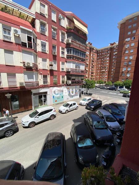 Foto cf172e7d-f243-4130-abca-7f5fc3d4b7ee. Piso se vende piso de 4 hab en av. jose laguillo en Sevilla