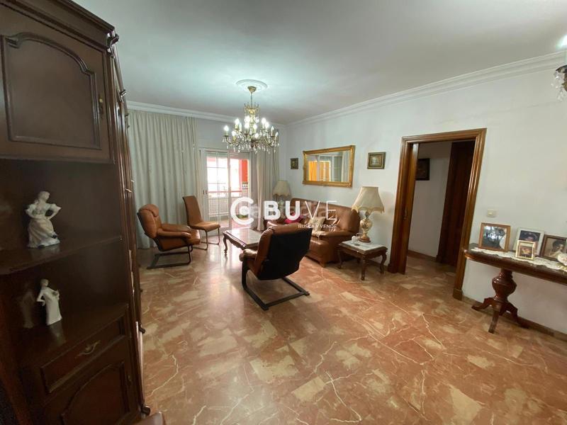 Foto e73288d3-024a-4f0f-94a9-d7360bc7e7c8. Piso se vende piso de 4 hab en av. jose laguillo en Sevilla