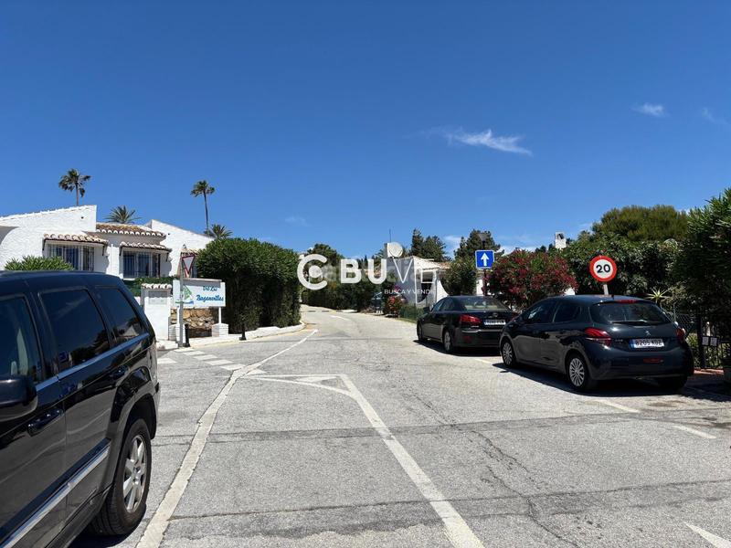 Foto b5d0d412-eda3-489c-b5e2-9d9ca8b9e5c2. Car parking in El Faro de Calaburra - Chaparral Mijas