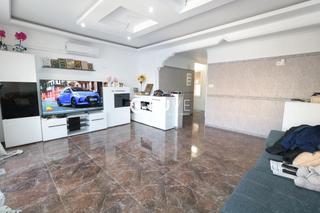 Pis  Azorin. Se vende casa  en torrevieja