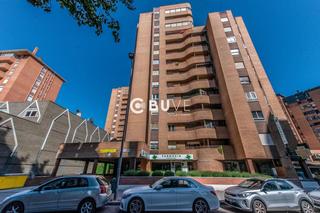 Pis  N/a. Piso  de 4 habitaciones 2 baños , plazas de garaje. en parquesol