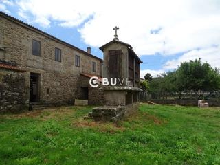 Maison  Mosteiro. Se venden 2 casas de piedra y 4000 metros cuadrados de terreno e