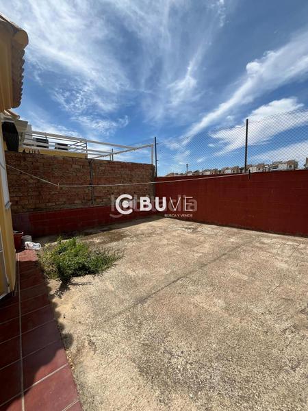 Foto 123a9578-73e4-42d2-8595-17bece201498. Casa adossada amb calefacció aparcament piscina a Espartinas