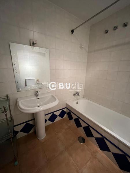 Foto 481bed74-6fd1-4d29-afe8-3e2f087f0b28. Casa adossada amb calefacció aparcament piscina a Espartinas