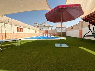 Casa en Huévar. Buve vende pareado con piscina de 4 dormitorios