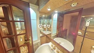 Maison  En medio. Casa de 3 plantas con ascensor y sótano en pleno centro de caste
