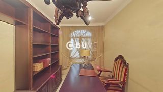 Casa  En medio. Casa de 3 plantas con ascensor y sótano en pleno centro de caste