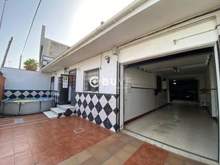 Casa  Chaparral dos. Se vende edificio con tres viviendas independientes y plazas de