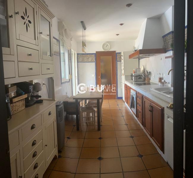 Foto 08d23afb-e83b-4884-98e0-6b068e3a105e. Chalet amplia casa pareada en las brisas con patio, trastero y placas solares! en Gines