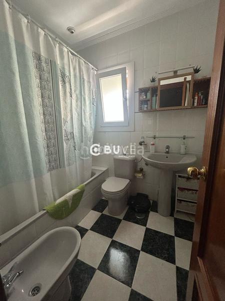 Foto 1ca66c23-fab6-4fc4-9083-cbddf432ae24. Chalet amplia casa pareada en las brisas con patio, trastero y placas solares! en Gines