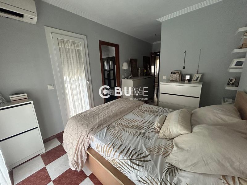 Foto 2ffbfd07-a0a4-4264-ba38-595cb9dd8eaf. Chalet amplia casa pareada en las brisas con patio, trastero y placas solares! en Gines