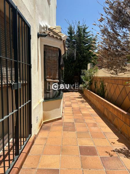 Foto 309ef0a2-bc55-474d-a66e-8b7bee02055f. Chalet amplia casa pareada en las brisas con patio, trastero y placas solares! en Gines