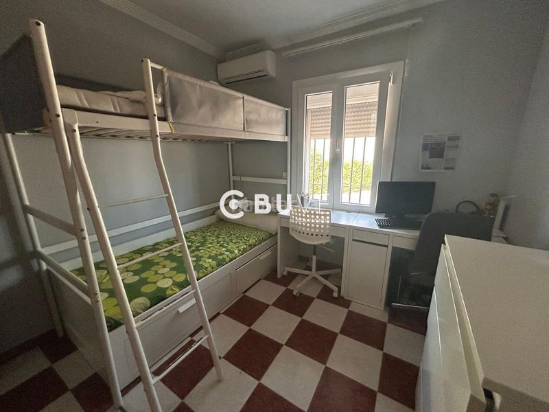 Foto 3958a40e-fa22-4619-8c25-bfc0da981af6. Chalet amplia casa pareada en las brisas con patio, trastero y placas solares! en Gines