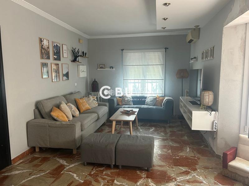 Foto 47c59466-fcca-4b15-a650-cfbdfdf707e3. Chalet amplia casa pareada en las brisas con patio, trastero y placas solares! en Gines