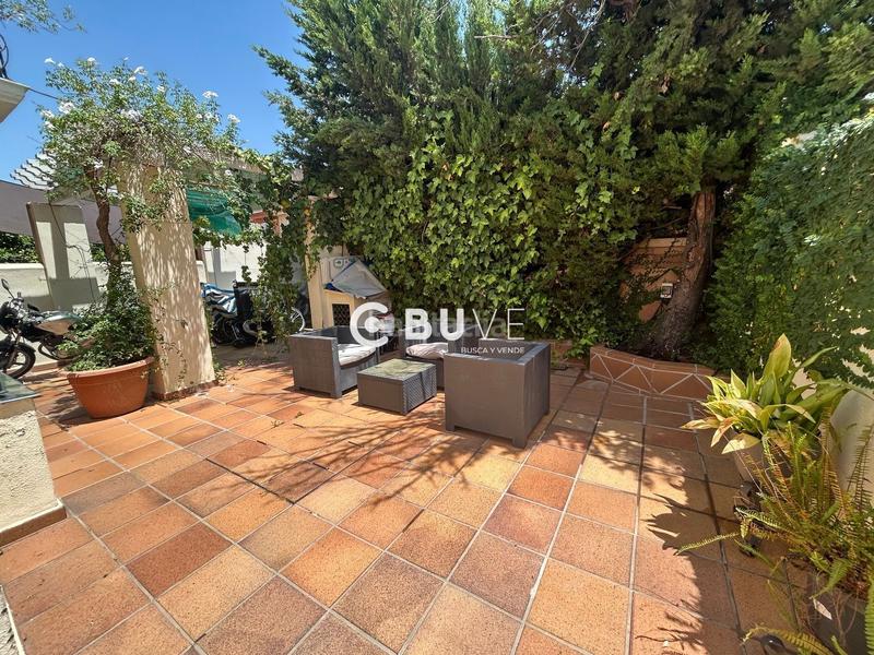 Foto 4b84c022-ce0c-4b9d-9171-5eecc98aa0fa. Chalet amplia casa pareada en las brisas con patio, trastero y placas solares! en Gines