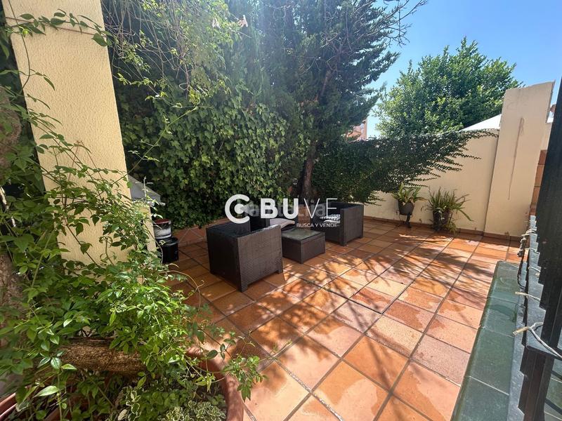 Foto 53c34cce-4f0b-40d4-b793-66f683effeb4. Chalet amplia casa pareada en las brisas con patio, trastero y placas solares! en Gines