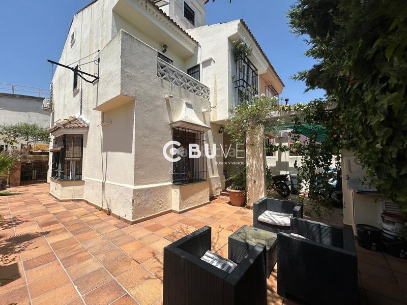 Foto 76c23b05-74c0-45c6-8045-1c602355e06f. Chalet amplia casa pareada en las brisas con patio, trastero y placas solares! en Gines