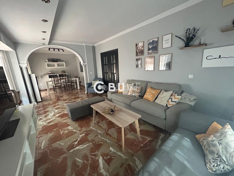 Foto 7832ce20-1ba0-4b92-951c-145a41c00557. Chalet amplia casa pareada en las brisas con patio, trastero y placas solares! en Gines
