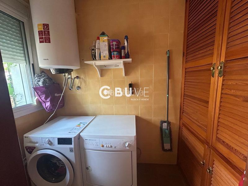 Foto 7fe0cf19-8a91-44bf-86c0-5794296fb6dc. Chalet amplia casa pareada en las brisas con patio, trastero y placas solares! en Gines