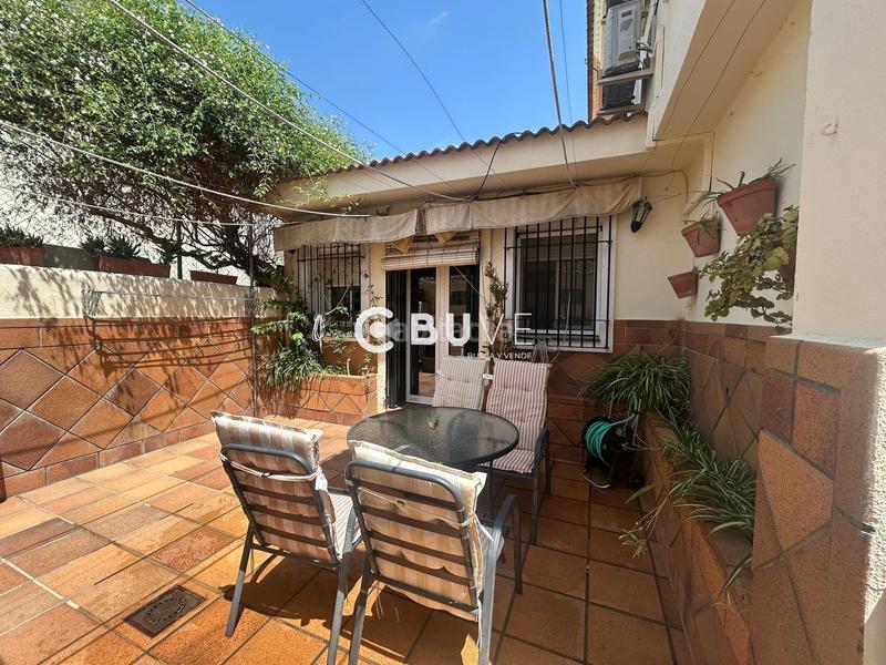 Foto 8147813a-48b4-415d-9084-a31766b7393c. Chalet amplia casa pareada en las brisas con patio, trastero y placas solares! en Gines