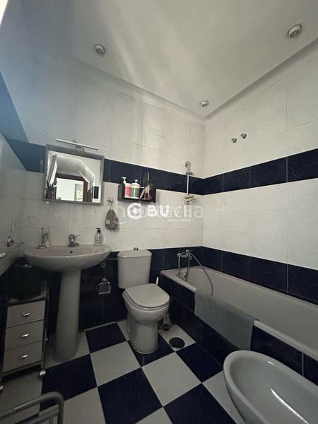 Foto ca425318-500f-4b79-aa2c-0b5efd1e2e09. Chalet amplia casa pareada en las brisas con patio, trastero y placas solares! en Gines