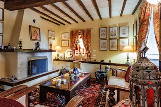 Chalet  N/a. Se vende villa con piscina y garaje en entorno natural.