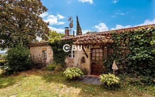 Chalet  N/a. Se vende villa con piscina y garaje en entorno natural.