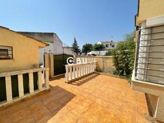 Haus  Garria. Casa en villanueva del ariscal con piscina, terraza y trastero