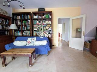 Xalet  N/a. Chalet pareado con piscina, terraza y placas solares junto al cl