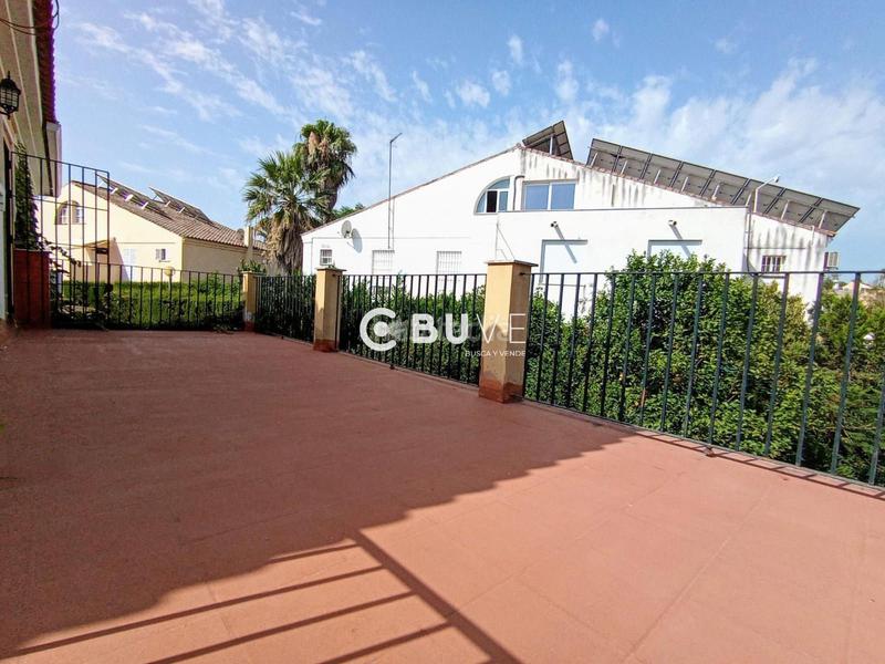 Foto 4b4dbeae-3191-42fb-8232-b1a6c8a2cf54. Chalet  pareado con piscina, terraza y placas solares junto al club de simón verde. en Gelves