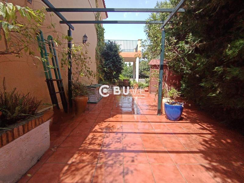 Foto 5b371974-78e7-4e80-b805-4427cce5f143. Chalet  pareado con piscina, terraza y placas solares junto al club de simón verde. en Gelves