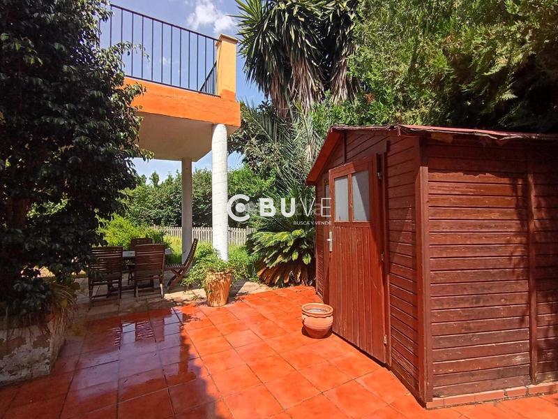 Foto a6c0fe2f-6b3b-46ec-8123-530e060642fd. Chalet  pareado con piscina, terraza y placas solares junto al club de simón verde. en Gelves