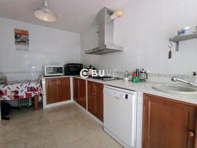 Foto a6cd4713-18af-4f2c-9952-a59024669c3c. Chalet  pareado con piscina, terraza y placas solares junto al club de simón verde. en Gelves