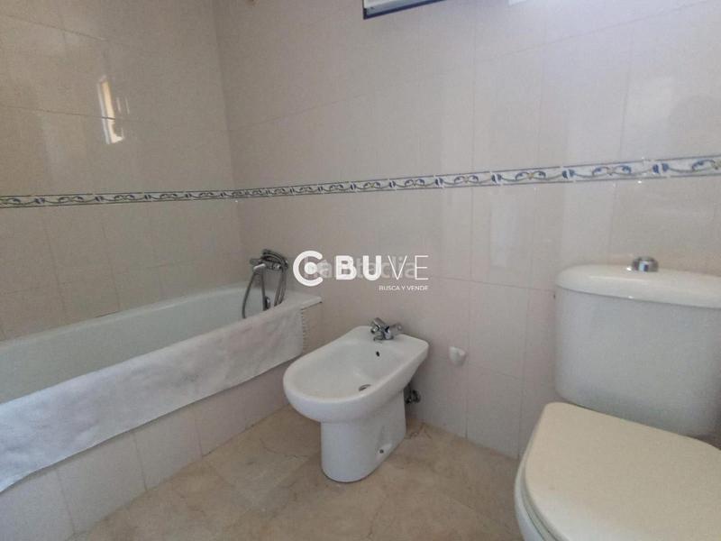 Foto cf4c3c04-f919-45da-baa6-1244c2cf3e96. Chalet  pareado con piscina, terraza y placas solares junto al club de simón verde. en Gelves