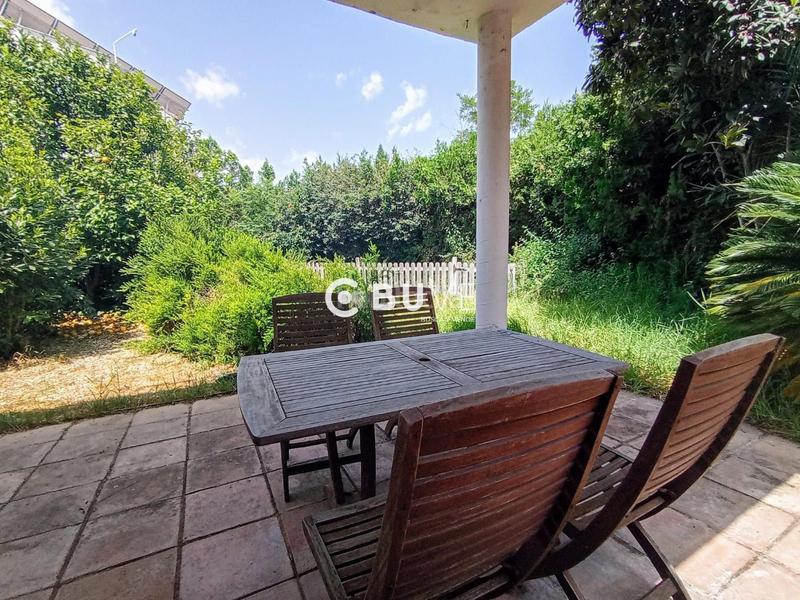 Foto cf5769ee-483d-49d4-91a8-5eeea43d5ae7. Chalet  pareado con piscina, terraza y placas solares junto al club de simón verde. en Gelves