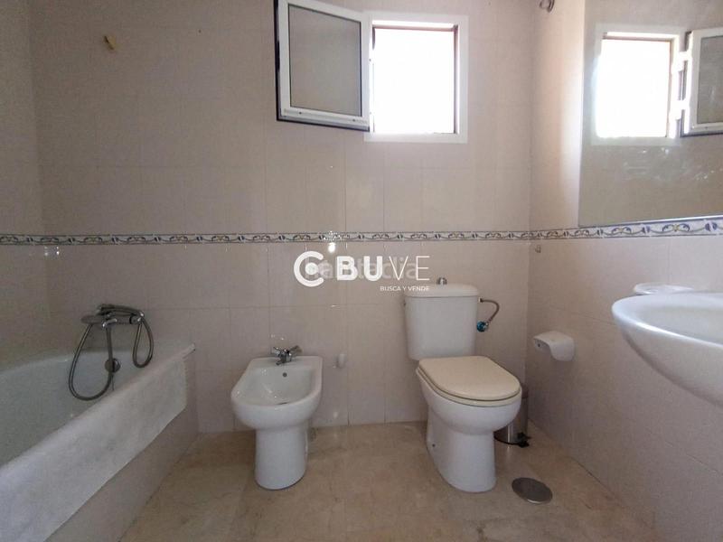 Foto e8e38555-c238-4581-988e-95e0bce85763. Chalet  pareado con piscina, terraza y placas solares junto al club de simón verde. en Gelves