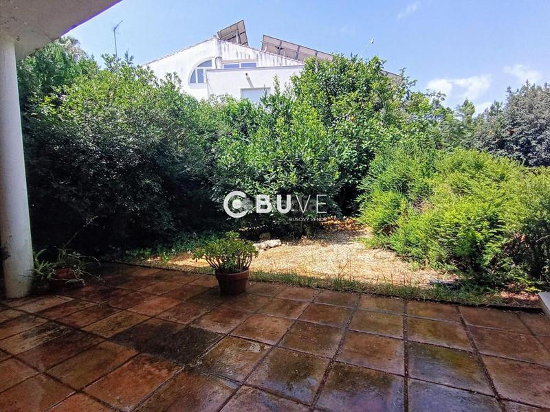 Foto ec0e9e3d-f2b3-4aeb-a138-5509313a9778. Chalet  pareado con piscina, terraza y placas solares junto al club de simón verde. en Gelves