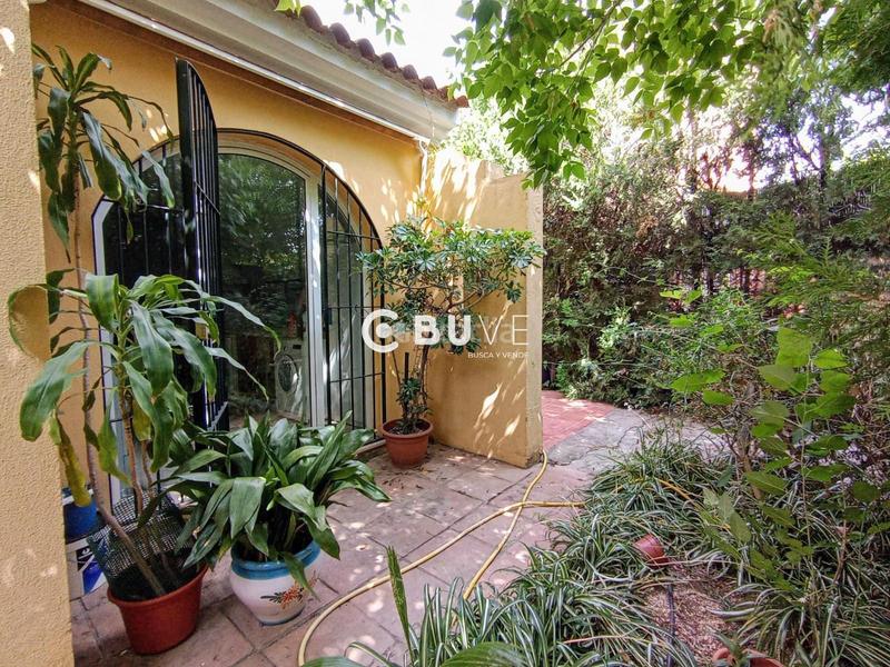 Foto f454bb46-dd6e-4de1-b7fb-41e71052a162. Chalet  pareado con piscina, terraza y placas solares junto al club de simón verde. en Gelves