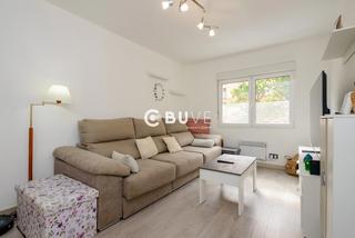Pis  Los andes. Buve vende en la calzada, gijón