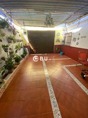 Maison jumelée  Huelva. Chalet adosado reformado con gran patio y garaje en benacazón