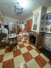 Casa a schiera  Huelva. Chalet adosado reformado con gran patio y garaje en benacazón