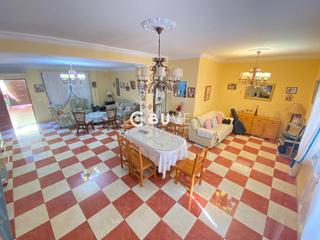 Casa adossada  Huelva. Chalet adosado reformado con gran patio y garaje en benacazón