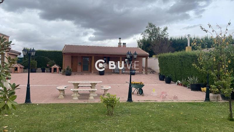 Foto 50043926-4abd-40b9-a2ef-e3e0726e65f6. Xalet amb calefacció aparcament piscina a Renedo de Esgueva