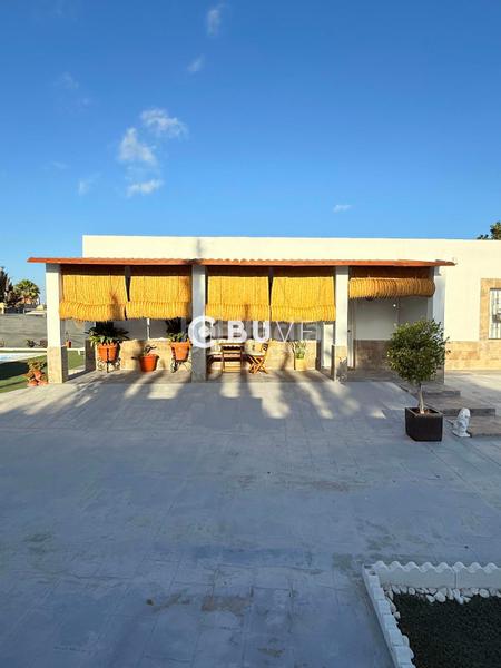 Foto 15d9db9f-c1a0-4d95-a218-39e58e2e103a. Chalet se vende chalet rústico independiente en urbanización el mulero en Utrera