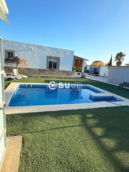 Foto 1b81e306-cd68-4801-80ca-65873f4f87ba. Chalet se vende chalet rústico independiente en urbanización el mulero en Utrera