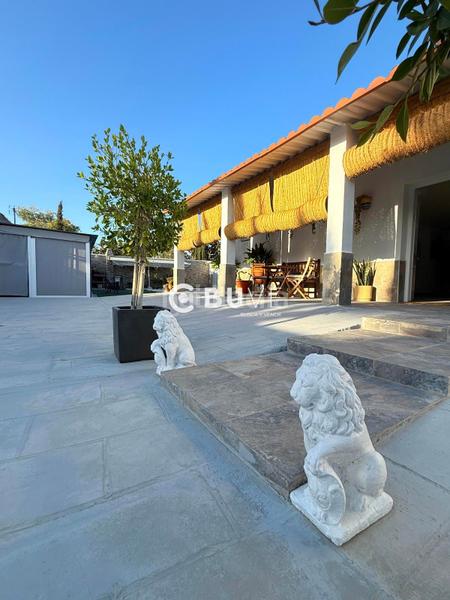 Foto 5d75f46a-2488-4149-ac6a-0e9e1411236f. Chalet se vende chalet rústico independiente en urbanización el mulero en Utrera