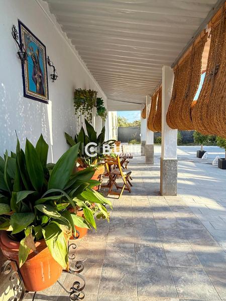 Foto 62e6bcee-d957-4eaf-9764-a08e1a0278e6. Chalet se vende chalet rústico independiente en urbanización el mulero en Utrera