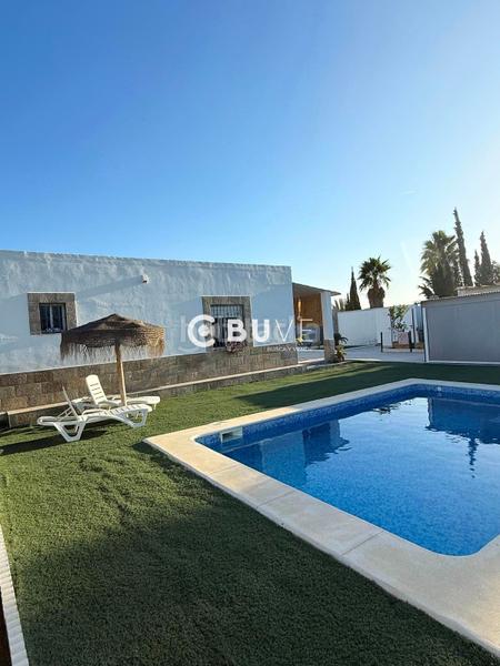Foto 6bcce2ea-1dd9-4324-8d01-87b25c9e1363. Chalet se vende chalet rústico independiente en urbanización el mulero en Utrera