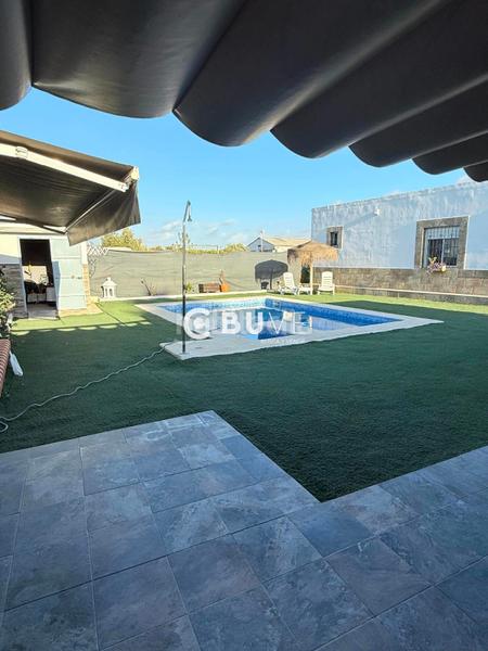 Foto dcb861e3-21f3-408d-b28b-ac14e6e475ed. Chalet se vende chalet rústico independiente en urbanización el mulero en Utrera