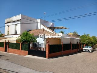 Chalet  Calle rey juan carlos i,. Se paeado  chalet en villanueva del rio y minas  sevilla